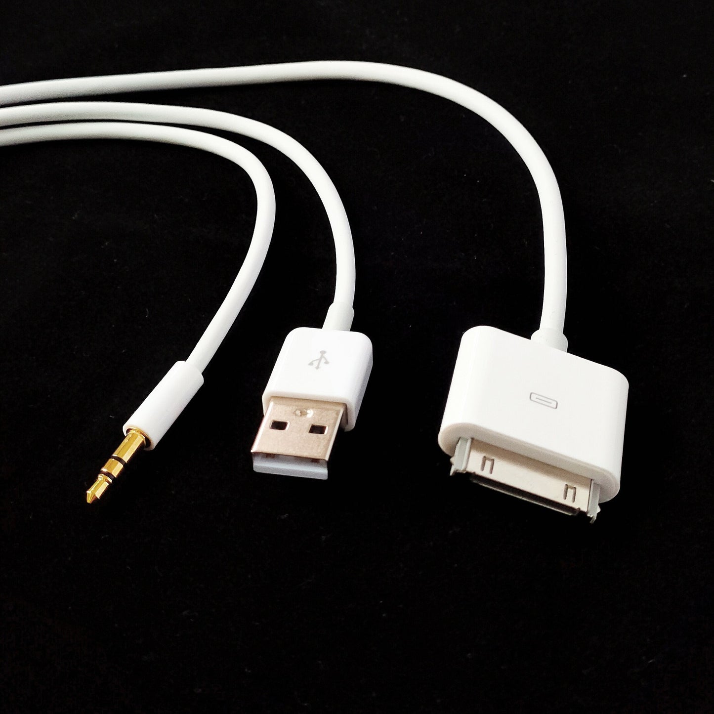 Suitable for iPhone 4S, iPod, AUX car audio cable, phone USB charging data cable, 1.5 meters